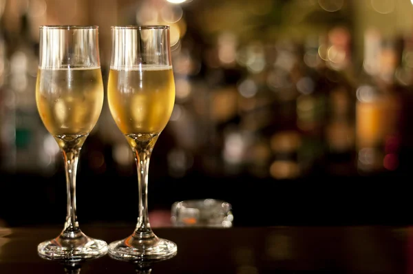 Deux verres de champagne, attente pour être servi par les clients dans un restaurant, le réveillon du nouvel an. — Zdjęcie stockowe