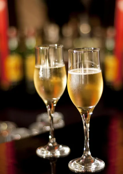 香槟及蜡烛等着招待客人在一家餐馆的眼镜 — 图库照片