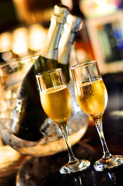 Copas de champán para una recepción de boda con fondo de botella — Foto de Stock