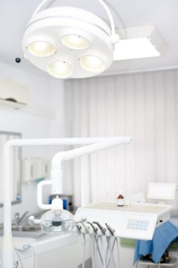 karşı beyaz bacgkround ve diş hekimi araçları