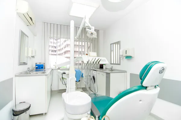 Diseño de interiores de clínica dental con herramientas de trabajo y equipo profesional — Foto de Stock