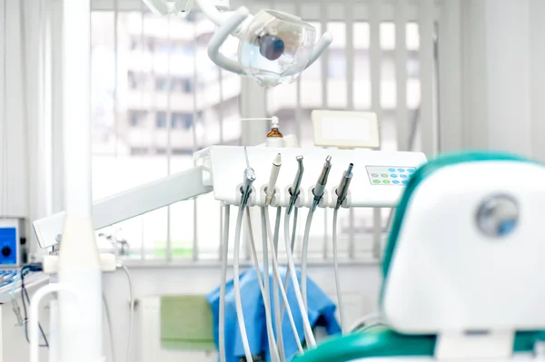 Clínica odontológica moderna com ferramentas, cadeira de paciente e equipamentos — Fotografia de Stock