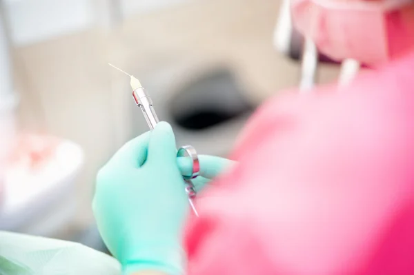 Infermiere o dentista medico che prepara un colpo anestetico con una siringa speciale — Foto Stock