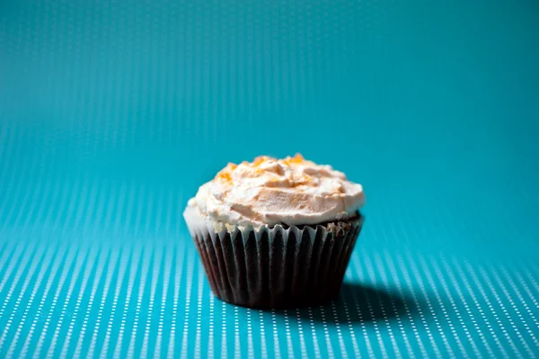 Navidad y vacaciones caseras cupcakes de chocolate con cobertura de helado aislado sobre fondo turquesa —  Fotos de Stock