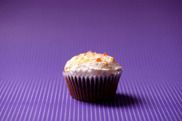Домашний шоколадный кекс с ванильным кремом сверху изолированы на фиолетовом фоне — стоковое фото