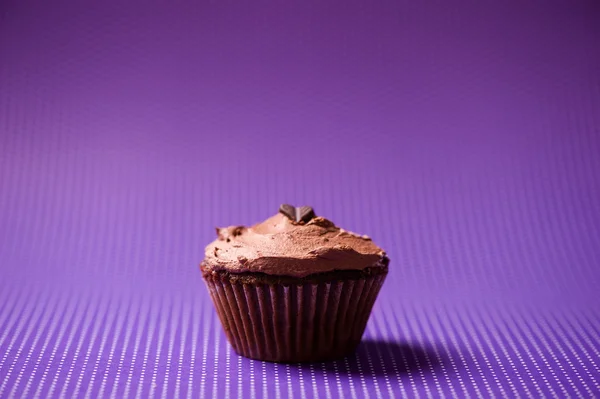 Один шоколадный кекс домашнего приготовления с натуральными ингредиентами и биосахаром — стоковое фото