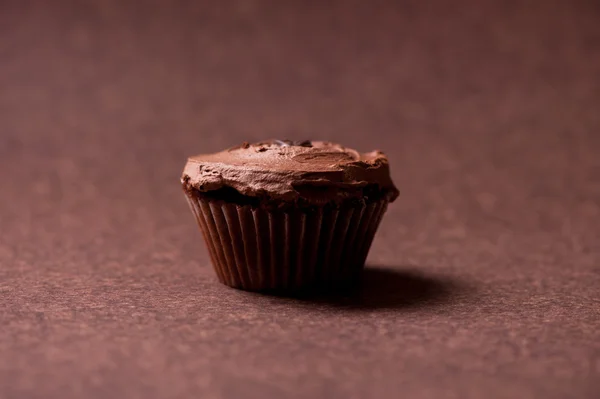Dolce e cremoso muffin al cioccolato o cupcake al ristorante e negozio di biscotti — Foto Stock