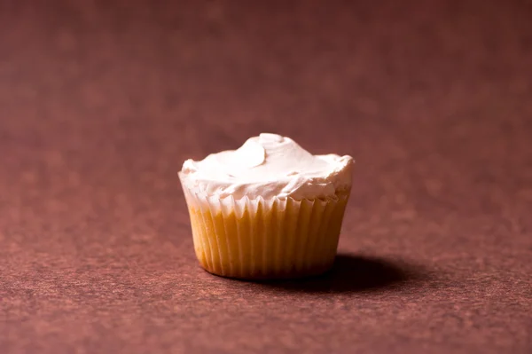 Muffin waniliowy z słodki biały krem polewy czekoladowe — Zdjęcie stockowe