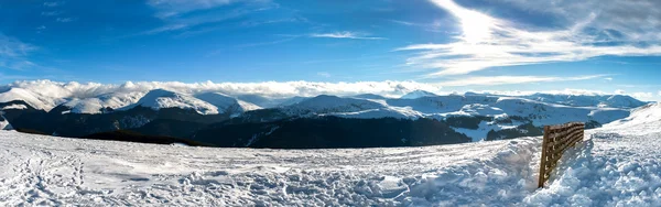 Panorama da paisagem de inverno, vista panorâmica das montanhas brancas e nevadas — Fotografia de Stock