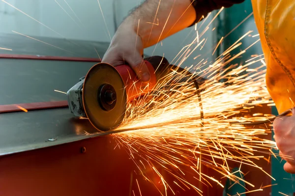 Automonteur slijpen metaal op een metalen oppervlak — Stockfoto