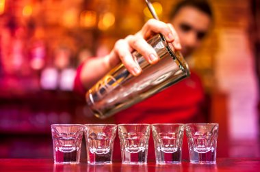 güçlü alkollü içki çekim içine dökme gece kulübünde barmen