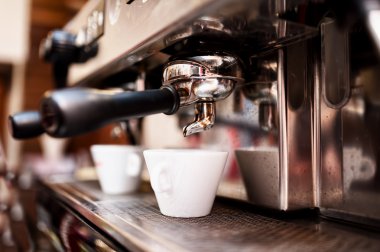 Espresso makinesi barda, barda, restoranda kahve yapıyor.