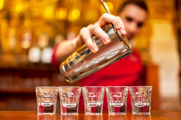 Close-up of barman hand pouring alcoholic drinks — Stock Photo, Image