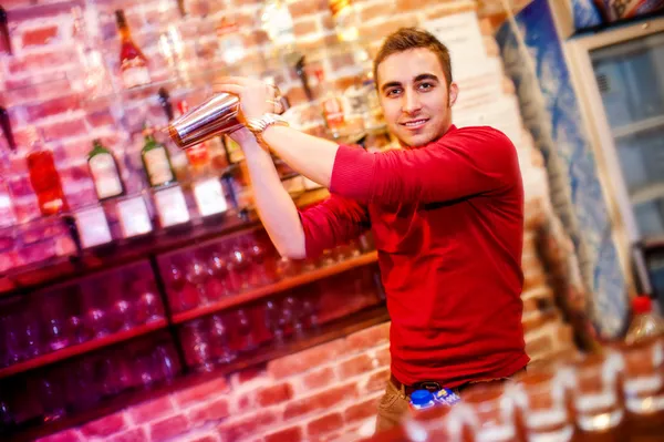 Przy użyciu funkcji shake barman mikser koktajle i drinki w klubie nocnym, barze lub pubie — Zdjęcie stockowe