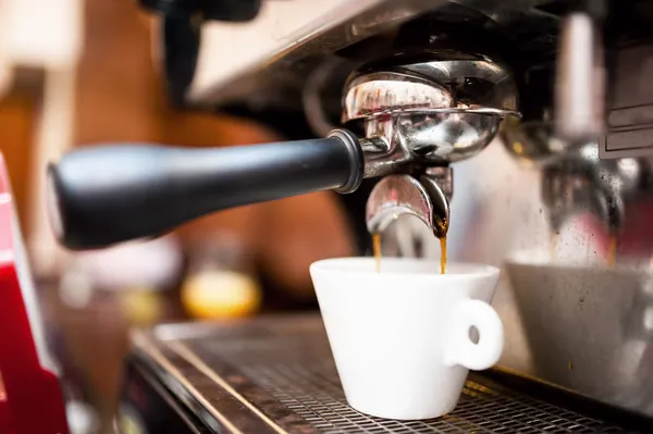 Macchina per caffè espresso che fa il caffè al ristorante — Foto Stock