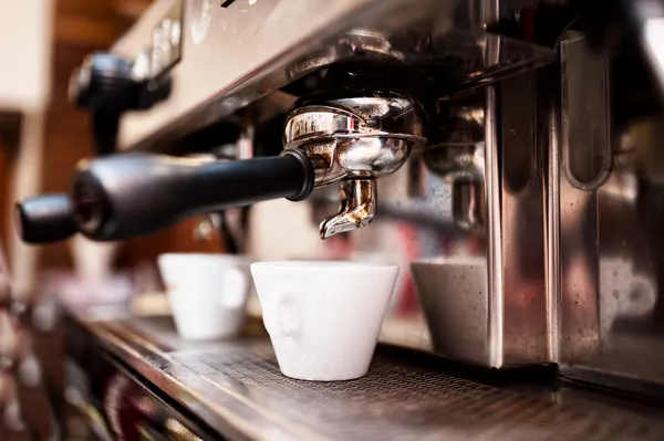 Espresso machine making coffee in pub, bar, restaurant — Stock Photo, Image