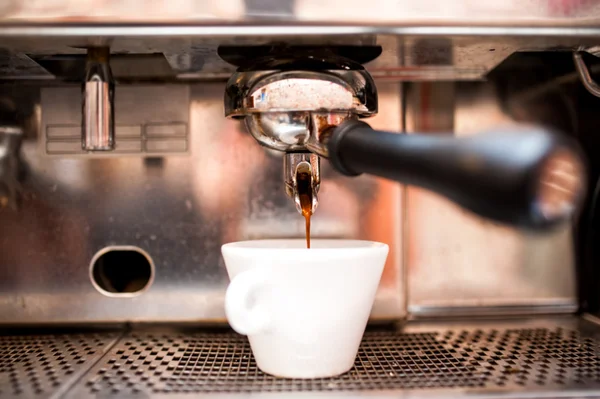 Espresso machine pouring coffee in pub, bar, restaurant — Stock Photo, Image