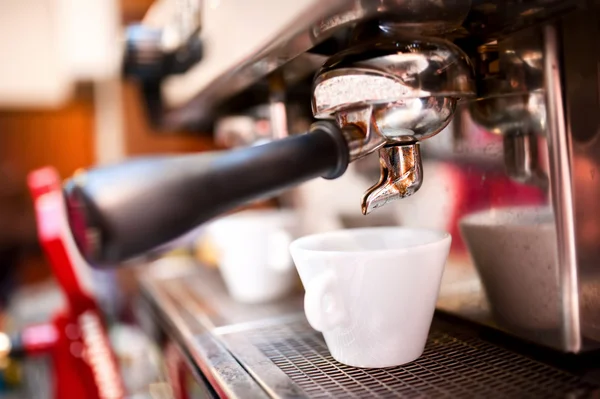 Máquina de café expresso com café e xícaras — Fotografia de Stock