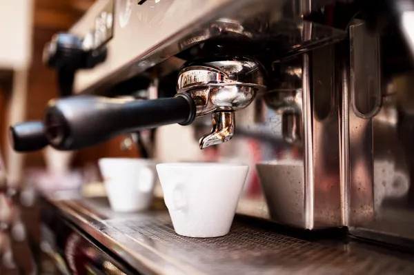 Espressomaskin gör kaffe i pub, bar, restaurang Stockfoto