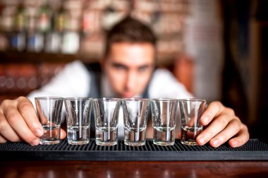 hazırlanması ve alkollü içecekler için fondip bardakları astar barmen