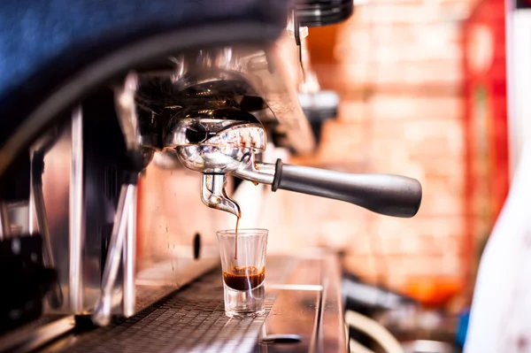 Espresso machine maken van koffie in pub, bar, restaurant — Stockfoto