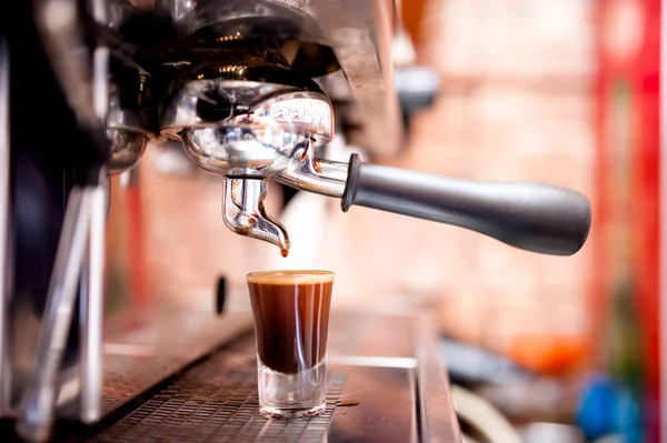 ショット グラスに特別強いコーヒーのエスプレッソ マシン — ストック写真
