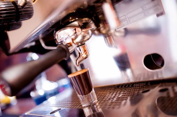 Espressomachine maken van speciale koffie in klein kopje — Stockfoto