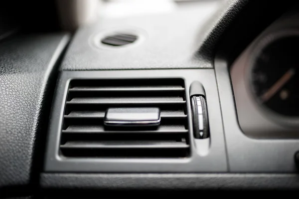 Moderno sistema de ventilación del coche. Aire acondicionado interior del automóvil — Foto de Stock