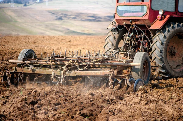 Трактор на фермі, що працює на полі під чистим небом — стокове фото