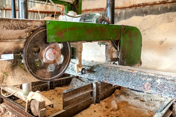 Industriële houtproductie fabriek - close-up van band zag zagerij snijden hout — Stockfoto