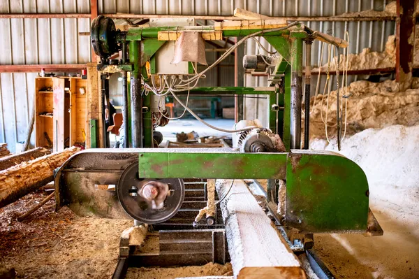 Fábrica industrial de producción de madera - sierra grande industrial que corta árboles —  Fotos de Stock