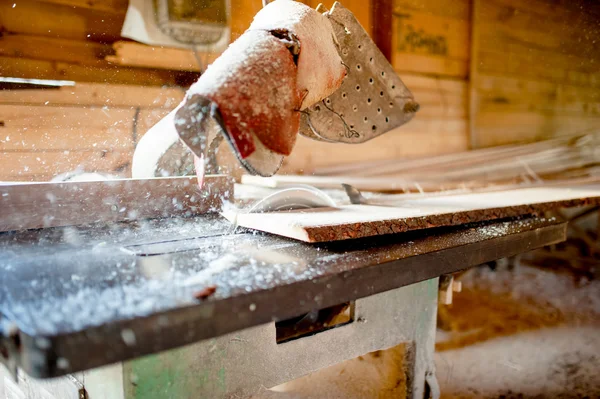 Sciage et découpe du bois dans une usine industrielle locale de transformation du bois — Photo