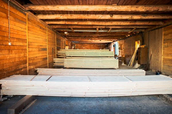 Pilhas de madeira compensada empilhadas em fábrica de madeira — Fotografia de Stock