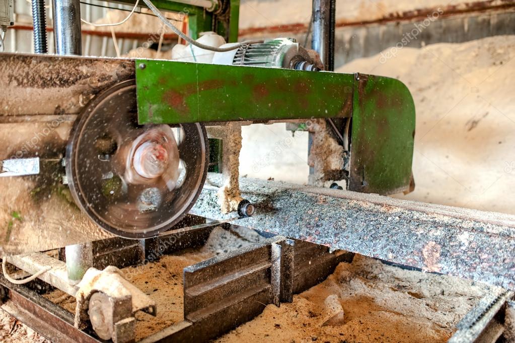 Fábrica de producción de madera industrial - close-up de la banda de Sierra aserradero corte ...