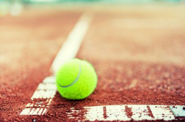 Close-Up kortunda tenis topu