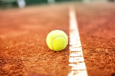 Tenis toprak kortta tenis topu