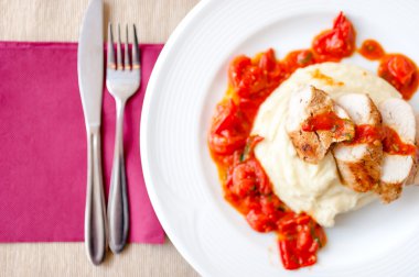 Domuz pirzola, patates püresi ve baharatlı domates sosu ile