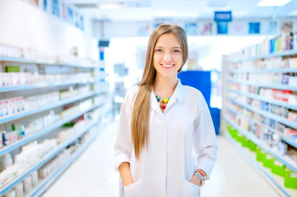 Farmacêutico químico mulher em pé na farmácia farmácia farmácia — Fotografia de Stock