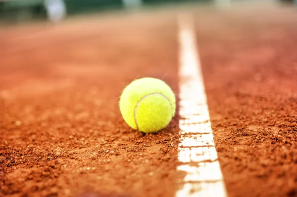 Tennisball auf einem Tennissandplatz — Stockfoto