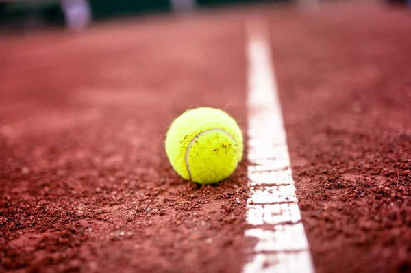 Nahaufnahme von Tennisball auf dem Sandplatz — Stockfoto
