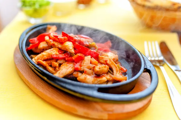 Chicken fajita smoking hot served on iron plate and fresh vegetables — Stock Photo, Image