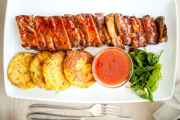 Pork ribs and barbecue sauce at local restaurant — Stock Photo, Image