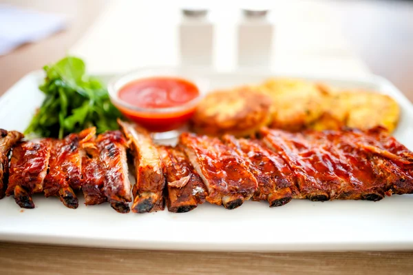 Hoofdgerecht - varkensribbetjes en barbecue saus met peterselie en brood — Stockfoto