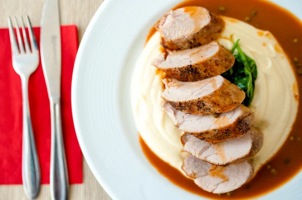 Purè di patate con carne di maiale alla griglia al ristorante locale — Foto Stock