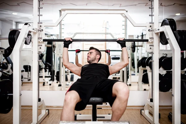 Spor salonunda, göğüs bench press egzersiz çalışma dışarı adam — Stok fotoğraf