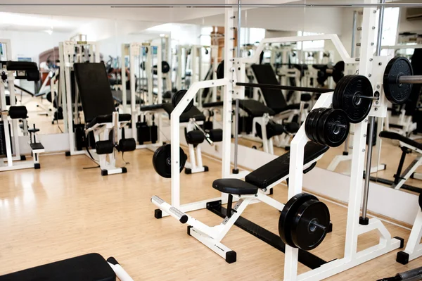 Novo ginásio moderno e clube de fitness com equipamento desportivo — Fotografia de Stock