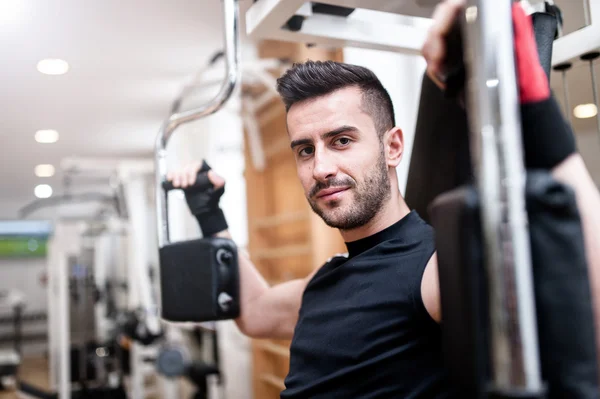 Pohledný muž, cvičit v tělocvičně, denně hrudníku cvičení rutiny. fitness koncept — Stock fotografie