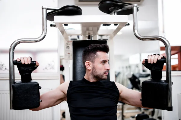 Entrenamiento en el gimnasio, ejercicio en el pecho en el banco — Foto de Stock