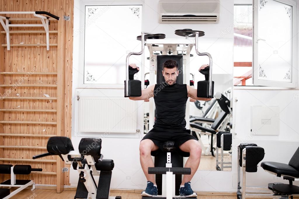 Erkek spor salonunda standart eğitim programı Erkek spor salonunda standart eğitim programı