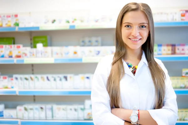 Piękne blond farmaceuty w aptece lub apteki uśmiechający się. portret lekarza opieki zdrowotnej w aptece — Zdjęcie stockowe